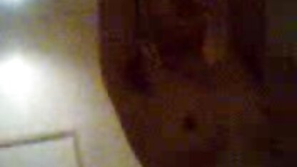 Կոտրված փոքրիկ Հեյլի Ռիդը սեքսից առաջ դիպչում է թեժ պոռնո դերասանուհիներ իր էշի վրա
